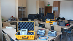 Sala VD-27 (Widok na stanowiska dydaktyczne do komunikacji i łączności)